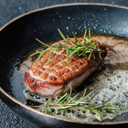 notreterroir's tweet photo. Le magret de canard, une invention du XXe siècle.

Jusqu’en 1959, la poitrine de canard se mangeait exclusivement confite ou bouillie. La poêler saignante comme une entrecôte ? Une hérésie culinaire.

Pourtant, à Auch dans le Gers, un jeune chef crée l’un des plats préférés des Français en inventant une viande qui n’existait pas : le magret.

Son nom : André Daguin, à la tête de l’Hôtel de France. En cuisine, il observe les poitrines des canards gras, jusqu’alors desséchées par des heures de cuisson une fois le foie gras prélevé. Il tente l’impensable : il saisit la viande sur sa peau, garde le cœur rosé et juteux. En 1965, il pousse l’idée plus loin avec une réduction au poivre vert, qui devient la recette signature. La chair a le caractère du gibier, le fondant du gras de gavage et la texture d’une belle pièce de bœuf.

En 1977, le journaliste américain Bob Daley découvre le plat à Auch et le célèbre dans le New York Times. La presse parisienne s’affole, la planète suit.

Mais l’appellation garde son exigence. Depuis un décret de 1986, confirmé par un règlement européen en 1993, un « magret » doit obligatoirement provenir d’un canard gavé pour son foie gras (un mulard ou un barbarie). Sans gavage, ce n’est qu’un simple filet.

Une révolution née par pur bon sens paysan sur un fourneau gersois.

La tradition ne consiste pas à conserver des cendres, mais à entretenir une flamme.