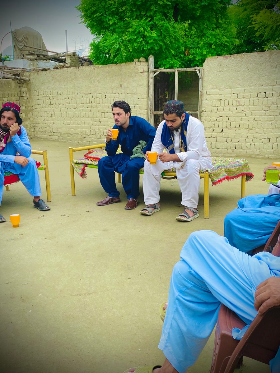 north_ptm's tweet photo. نن د پښتون ژغورنې غورځنګ (PTM) د شمالي وزیرستان د میرعلي تحصیل کوارډینټر وقار داوړ د تحریک له نورو مسؤلو ملګرو سره یوځای د واجد داوړ د تره د پوښتنې لپاره ورغلل. د واجد  تره درې ورځې وړاندې د پوځ له ډزو ټپي شوی وه.
الحمدلله د هغه روغتیا اوس ښه ده او د ښه کېدو په حال کې ده. 1/2 https://t.co/l81RgU4rVG