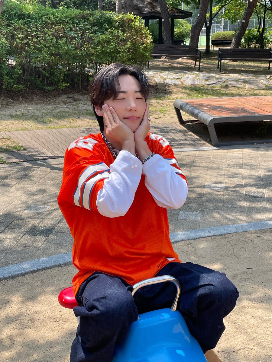 ONF_members's tweet photo. #이션 

우리동네골목대장🫡 https://t.co/0S37B0J22y