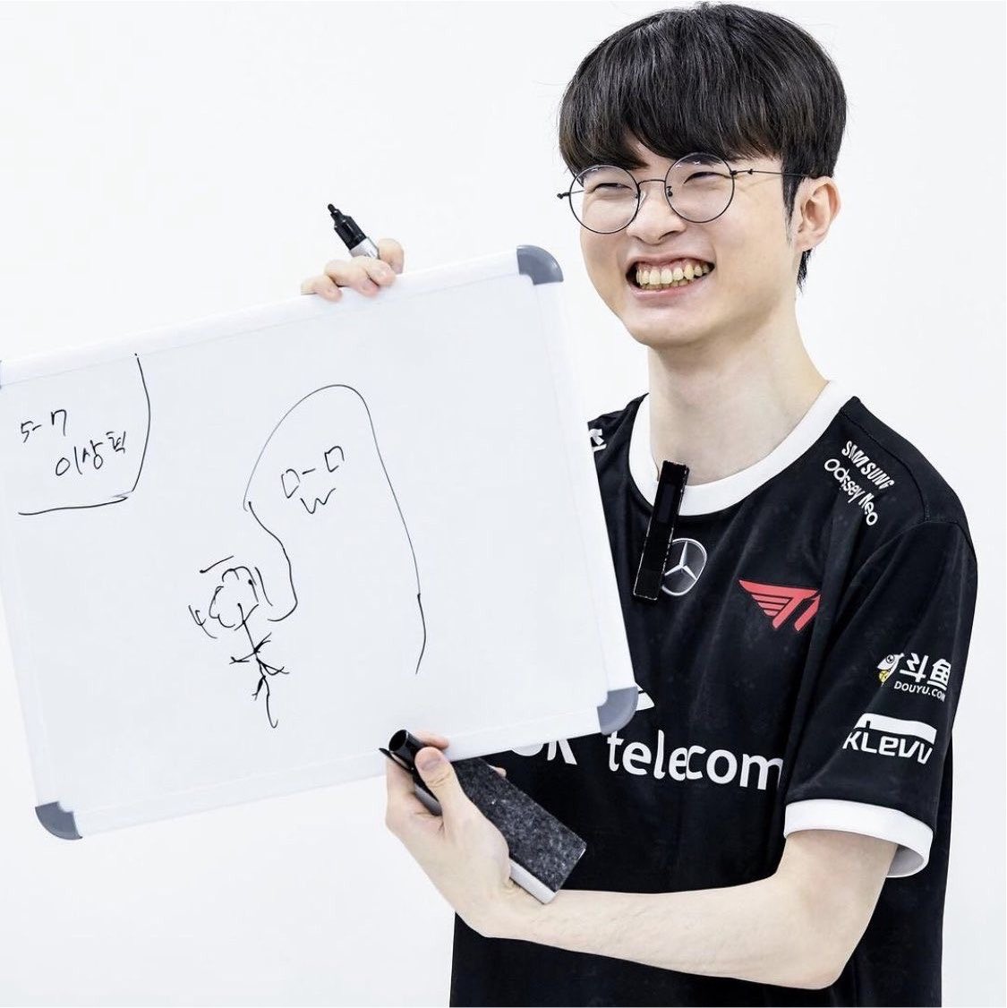 heartdoran's tweet photo. a very smiley faker to cheer you up🤍 https://t.co/KUDGMwFG9c