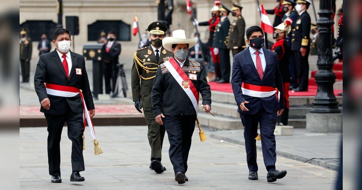 DanteBobadilla's tweet photo. Recuerdo cuando en el 2021 le rendían honores al senderista ignorante de Pedro Castillo con su ridículo sombrero puesto y aun se me escarapela el cuerpo. Qué papelón pasamos ante el mundo. ¿A qué clase de tarados se les ocurrió elegir a esa escoria? https://t.co/NJtAzoONQu