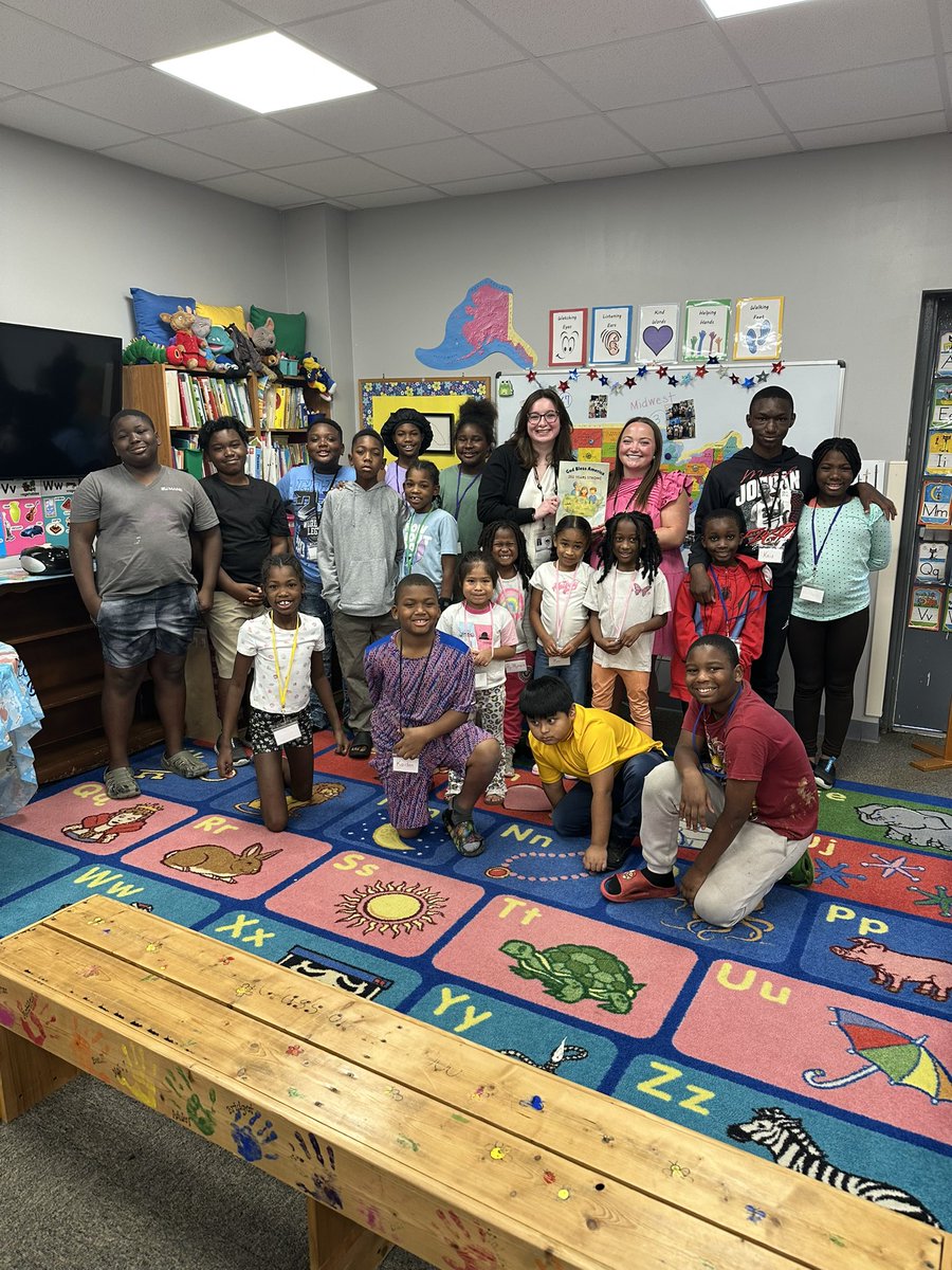 GovernorKayIvey's tweet photo. Earlier this month, two of my interns, Grace and Sarah, visited Transformation Montgomery to help Capital City students kick off their participation in my Summer Reading Challenge. 

By the looks of it, these students are doing a great job! #alpolitics https://t.co/tYGtKq7D26