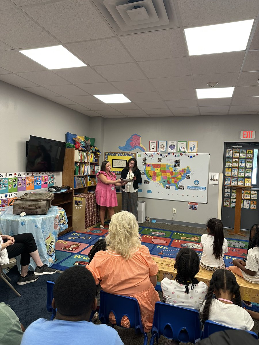 GovernorKayIvey's tweet photo. Earlier this month, two of my interns, Grace and Sarah, visited Transformation Montgomery to help Capital City students kick off their participation in my Summer Reading Challenge. 

By the looks of it, these students are doing a great job! #alpolitics https://t.co/tYGtKq7D26