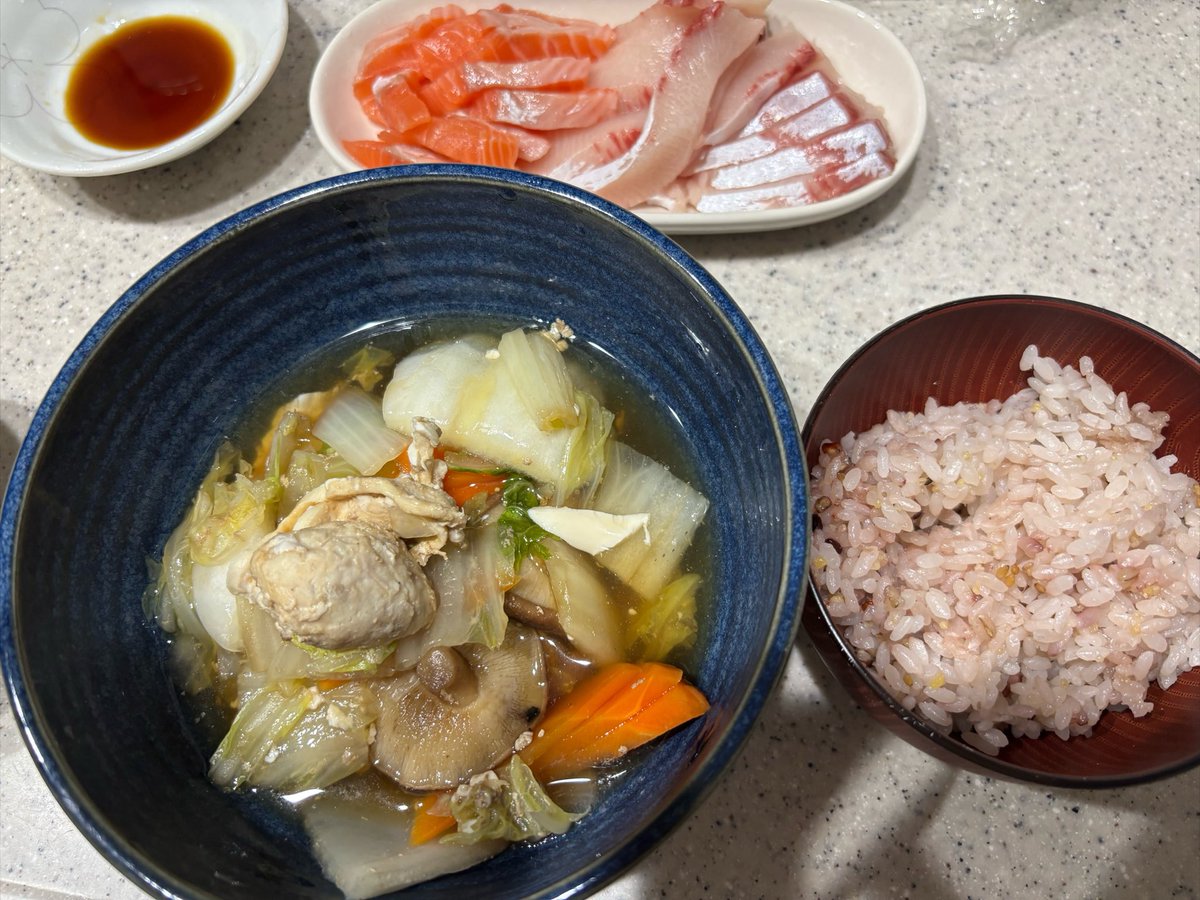 hotate_2204's tweet photo. 残り物で晩ご飯。

ごはんも昨日の残り物でちょっと固かった🥲お刺身は娘と一緒に✨

今日は男子バレーの応援しよう🏐

#ダイエット #2型糖尿病 https://t.co/4njXJpFXuK