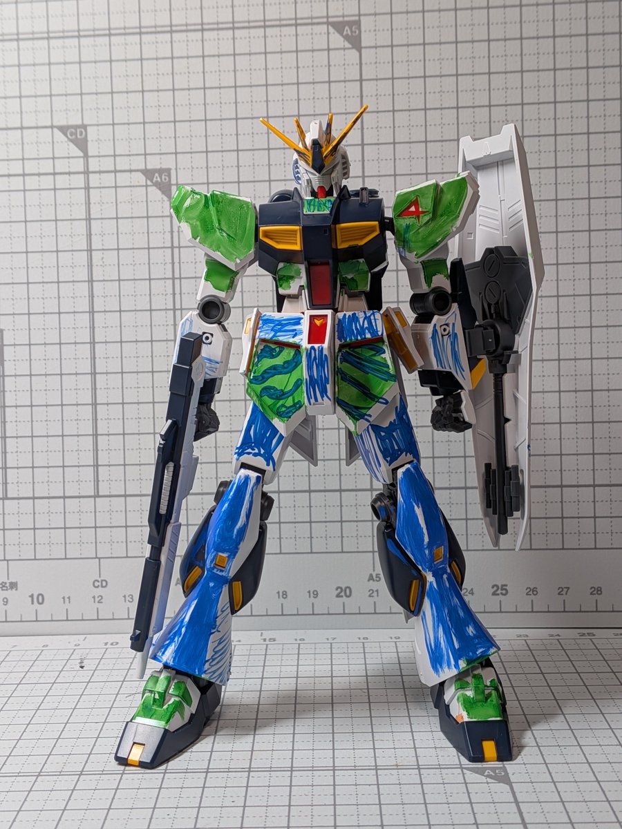 minecraft_takas's tweet photo. EG νガンダム
６歳の娘が作りました。
組み立ては少し手伝いましたが
色塗りは楽しそうにやってました。笑
満足そうで別の機体も作りたいとの事。
#ガンプラ　#ガンプラ初心者 https://t.co/ZIueIadA7F