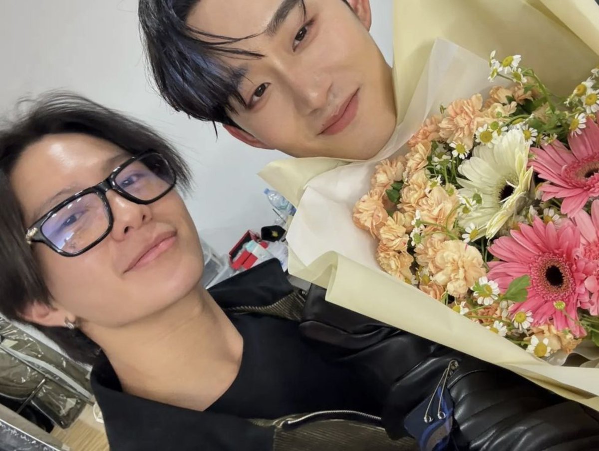 williamestpics's tweet photo. williamest with flowers selcas https://t.co/c0a13sHn13