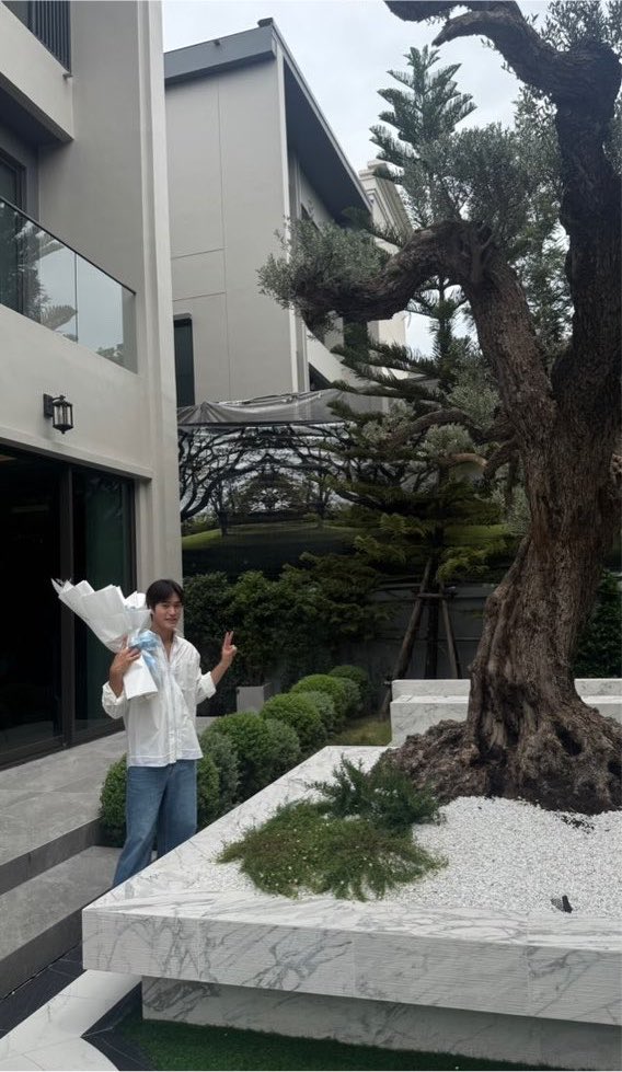 tianxmini's tweet photo. เอ็นดูมากอะ เจ้าของบ้านตัวน้อยกับบ้านในฝัน 🏡 หลายคนในรูปนี้อยู่กับน้องมาตั้งแต่ตัวจิ๋วๆ เราเพิ่งมาเปนแฟนคลับน้องยังภูมิใจไปด้วยเลย แล้วคนรอบตัวน้องจะภูมิใจขนาดไหนเนอะㅠㅠㅠㅠ ซัพพอร์ตกันน่ารักมากเลยยย

#Gemini_NT #เจมีไนน์ https://t.co/oSCpxHzSja