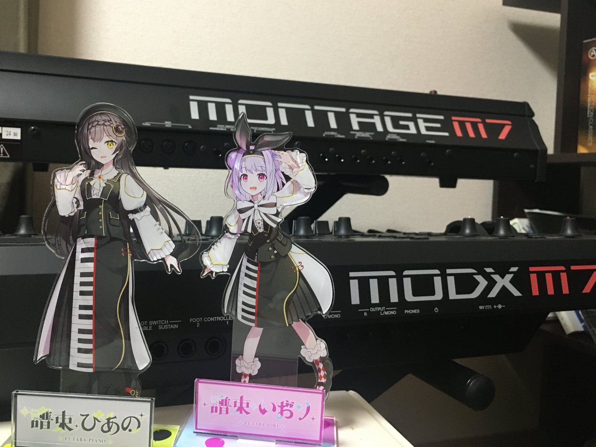 PENDRAGON_SYNTH's tweet photo. シンセマニアクス「譜束姉妹」と「ヤマハシンセ姉妹」
お二人の使用機材とアクスタを並べてみた🎹🎛️🎚️🎶
なかなか絵になりますね✨
#シンセマニアクス 
#ぴあののじかん #ぴあのの発表会 
#いおりセッション #ふたば絵おり
#ヤマハシンセ #MONTAGE_M #MODX_M https://t.co/Cry4HDqyRI