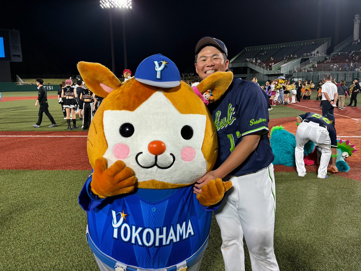 ydb_yokohama's tweet photo. 【マイナビオールスターゲーム2026 第2戦】

#清水昇 選手、#山野太一 選手とツーショット撮ってもらっちゃいました！📷

#スターマン 
#オールスター 
#baystars 
@swallowspr https://t.co/Y1iFgqVOtw