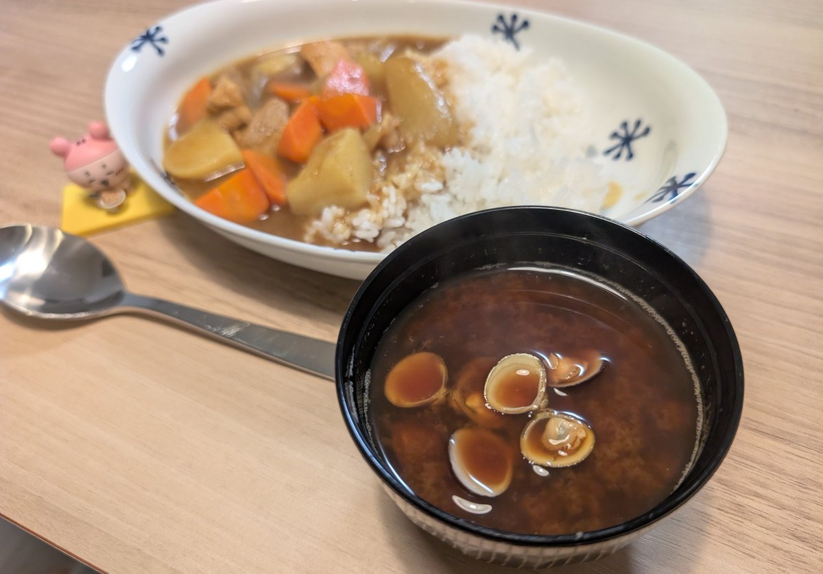 raclom99's tweet photo. しじみが半額だったから…
つくっちゃった、「貝汁」ッ！
(カツなしカレー添え) https://t.co/Dr7ljwNzBD