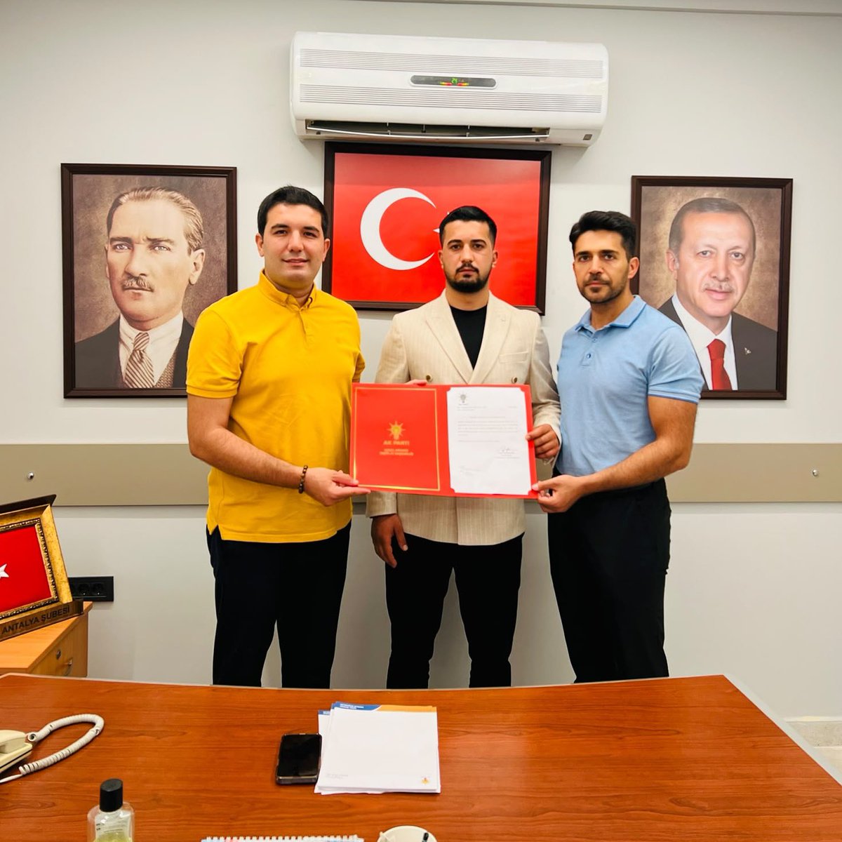 alicetin_07's tweet photo. Genel Merkez Gençlik Kolları Başkanlığımız tarafından Kaş İlçe Gençlik Kolları Başkanlığımıza atanan Hüseyin Can Aksak kardeşimizi ve Gazipaşa İlçe Gençlik Kolları Başkanlığımıza atanan Burak Çetiner kardeşimizi tebrik eder, muvaffakiyetler dilerim.

Görevini devreden Gazipşa İlçe Gençlik Kolları Başkanımız Muhammet Ali Çetin kardeşimize ve Kaş İlçe Gençlik Kolları Teşkilatımıza da bugüne kadar davamıza vermiş oldukları emek ve özverili çalışmalarından dolayı teşekkür ederim.

Rabbim yollarını açık, hizmetlerini bereketli eylesin. Hayırlı olsun.
