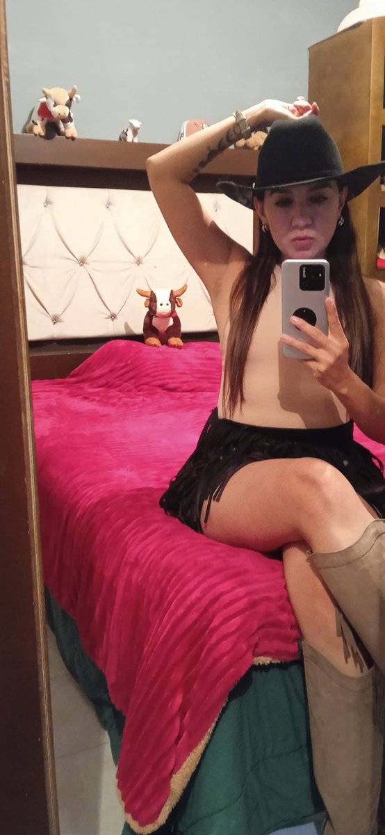 lauraselene33's tweet photo. Dicen que soy chica buena, pero mi outfit dice lo contrario.
El sombrero no es lo único que puedo quitarte... ¿team sombrero blanco o negro? 🤠 https://t.co/sFAQMWtzyN