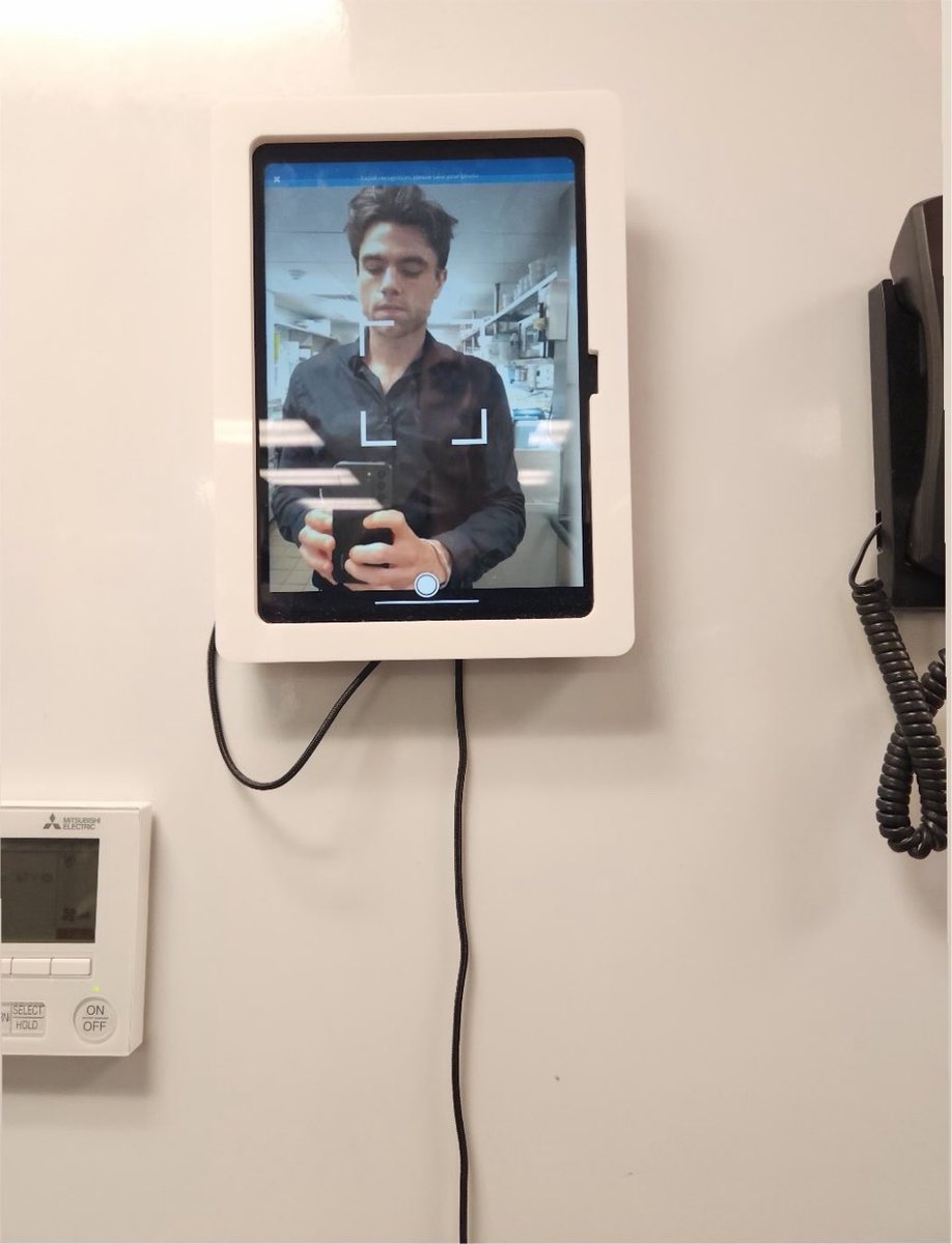 ptmcluvr's tweet photo. and when the shift starts with him coming to work straight from divorce court then what! https://t.co/zlaYamcNJ6