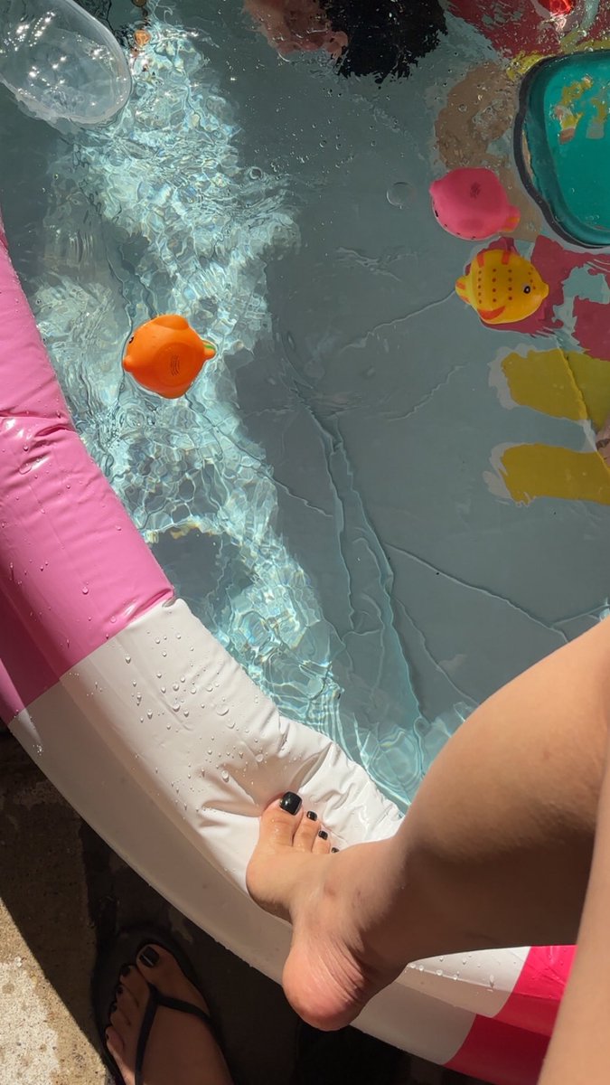 vict_oria69's tweet photo. Ig people love the black nails polish on but beautiful toes 👣🦶#feetfetısh #feetworshi̇p #feetandfindom #feetlove #FeetOfTheDay  if someone would like a special request inbox my with ideas on how yall would like to my feet in any position #horny #menlovefeet https://t.co/kwa8EpYN9m