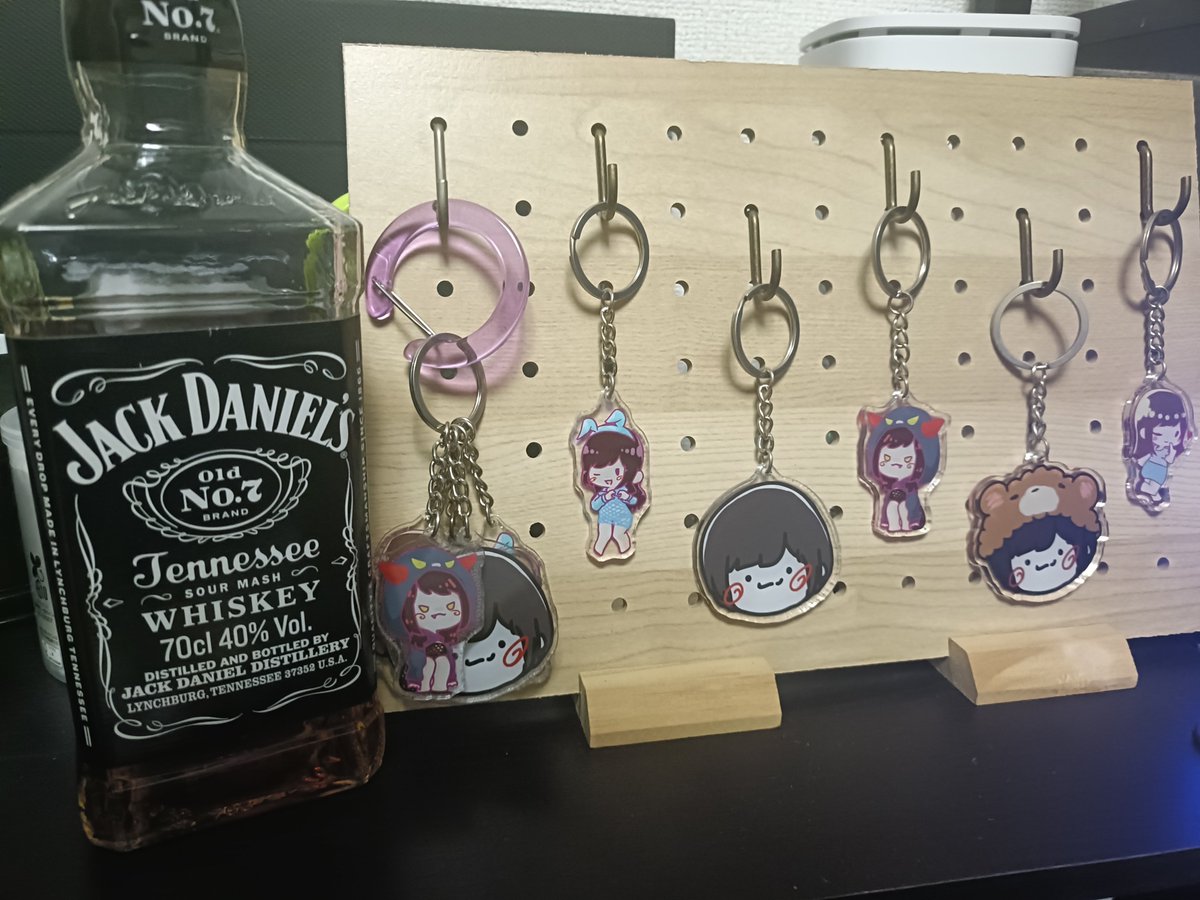 matsujun07's tweet photo. 推しは神なので、これはもう我が家の神棚と言ってもいいのでは？！
そして奉納酒です🥃

推しよ乾杯🥂 https://t.co/IyY0EmKgad