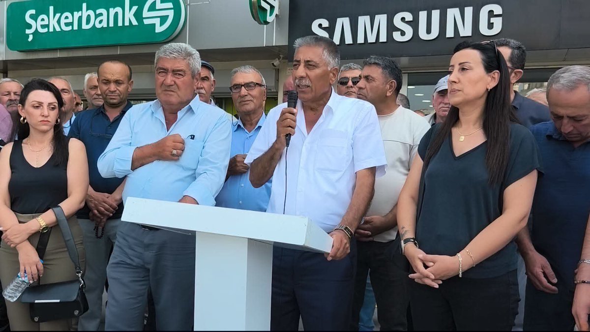 igdiryeniparti's tweet photo. Cumhuriyet Halk Partisi’nin (CHP) Iğdır eski il ve ilçe yöneticileri ile partililer, düzenledikleri basın açıklamasında CHP üyeliklerinden topluca istifa ettiklerini ve siyasi çalışmalarını “Yeni Parti” çatısı altında sürdüreceklerini açıkladılar... https://t.co/1mZ6mBya9U