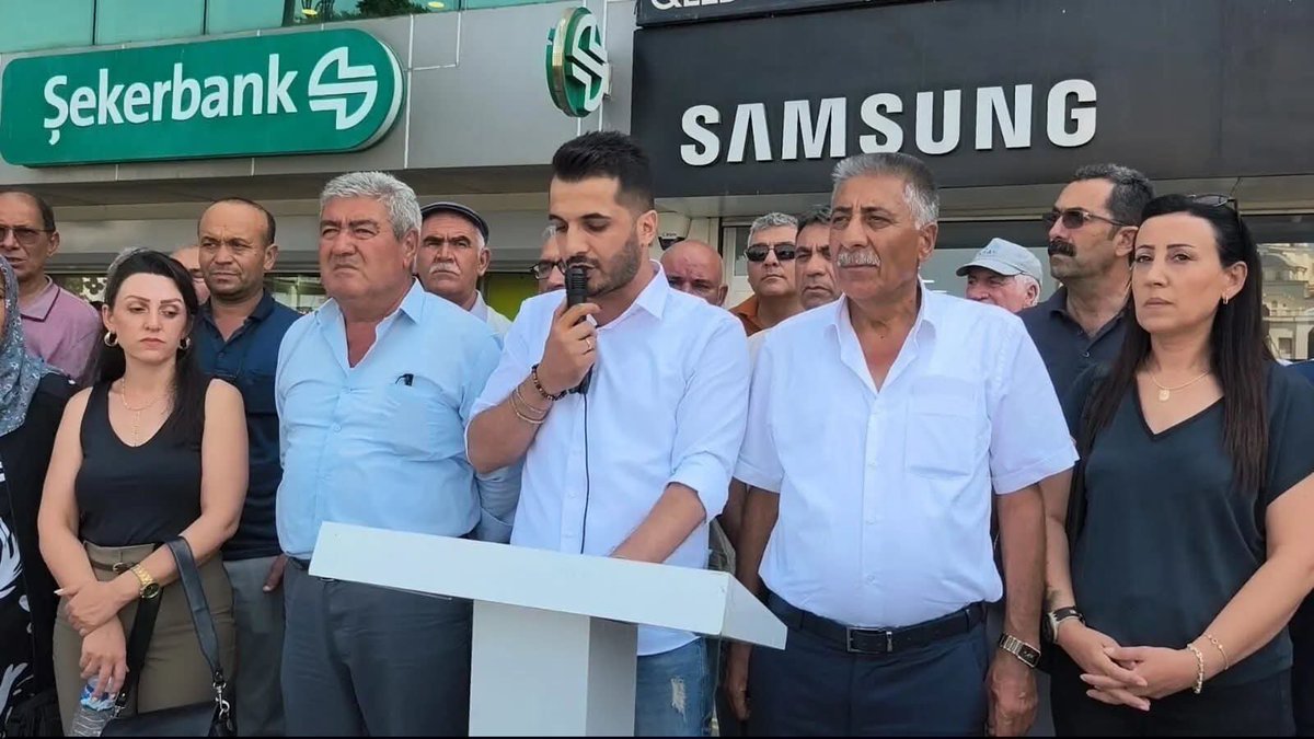 igdiryeniparti's tweet photo. Cumhuriyet Halk Partisi’nin (CHP) Iğdır eski il ve ilçe yöneticileri ile partililer, düzenledikleri basın açıklamasında CHP üyeliklerinden topluca istifa ettiklerini ve siyasi çalışmalarını “Yeni Parti” çatısı altında sürdüreceklerini açıkladılar... https://t.co/1mZ6mBya9U