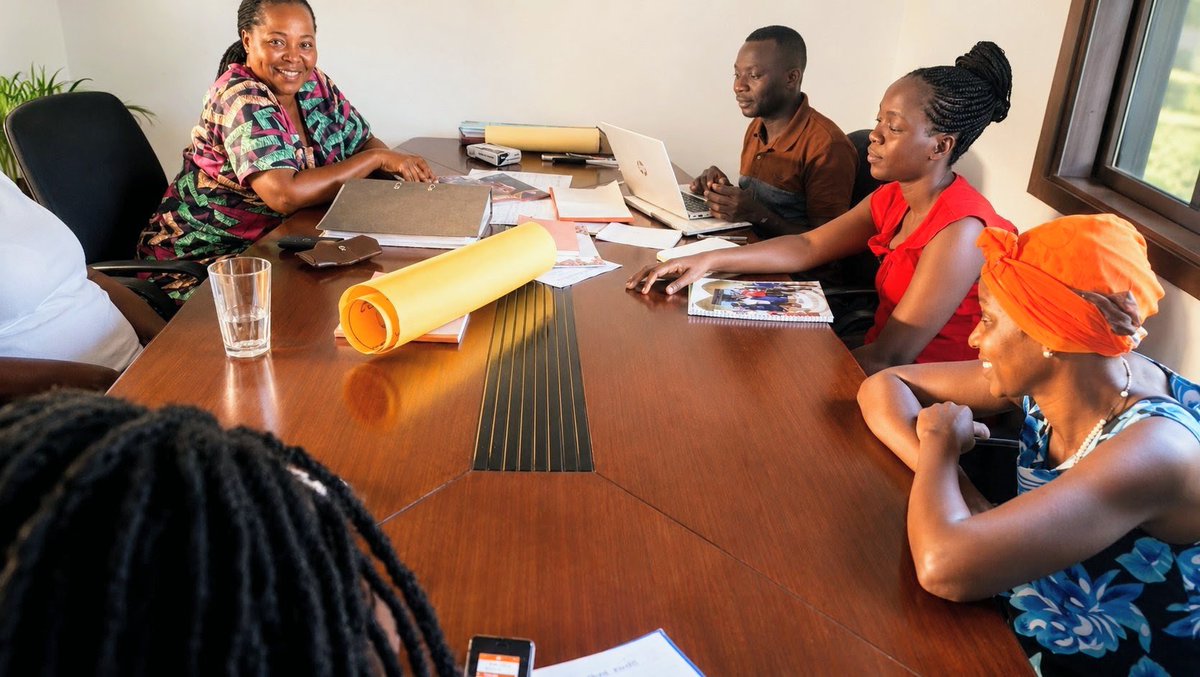 woshuganda2023's tweet photo. WoSH staff and community members during a planning meeting focused on strengthening access to sexual and reproductive health services, economic empowerment, and community-led advocacy.
@GlobalFundWomen https://t.co/TR6Anlqo3d