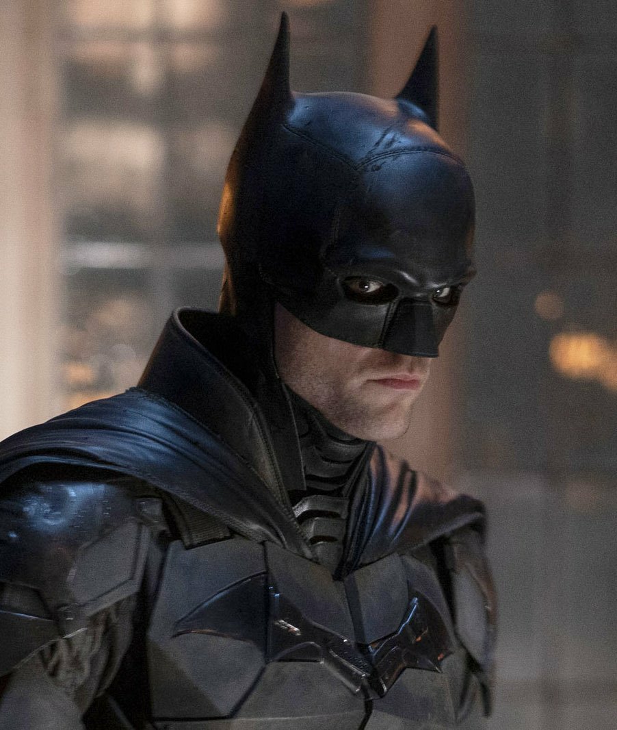 DCVers0's tweet photo. GENTE! #TheBatmanPart2 

Suki Waterhouse revelou que Robert Pattinson ficou coberto de sangue após uma cena recente que ele filmou para The Batman Part II:

"Ela estava em uma chamada de vídeo com o pai [Rob], que hoje estava coberto de sangue e com grandes círculos pretos ao redor dos olhos"