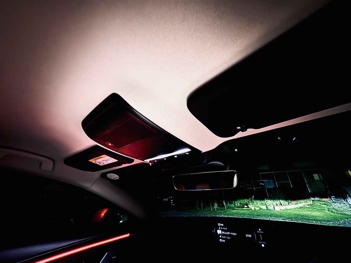 dim_turnMazda3's tweet photo. 頭上が黒くなりました‼︎
ファストバックの部品を流用しました。
年式の違いか、ルームランプの球数が増え、
光り方もより上品に🫪 https://t.co/lWO18z0ezH