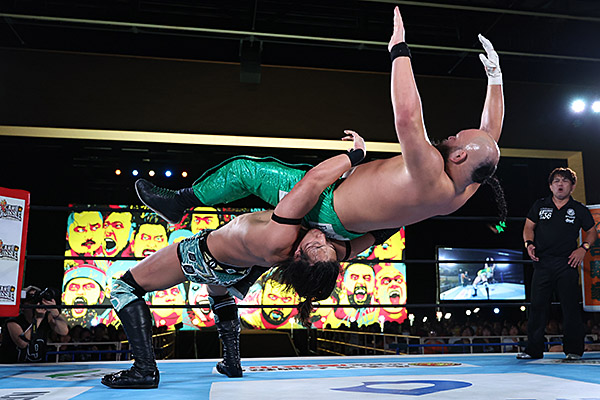 njpw1972's tweet photo. 辻がIceと26分超えの死闘の末に壮絶KO勝利！
 
 鷹木が後藤との灼熱のベテラン対決を制す！
 
 故郷に錦を飾ったTAKESHITAは単独首位をキープ！
 
 ※7.29『G1 CLIMAX 36』吹田大会
 新日本プロレスのスマホサイトで詳報中！
 
 https://t.co/U4yV0JHSeZ
 
#G1CLIMAX36 https://t.co/kPdgU8RO97