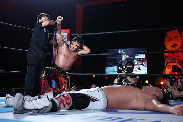 njpw1972's tweet photo. 辻がIceと26分超えの死闘の末に壮絶KO勝利！
 
 鷹木が後藤との灼熱のベテラン対決を制す！
 
 故郷に錦を飾ったTAKESHITAは単独首位をキープ！
 
 ※7.29『G1 CLIMAX 36』吹田大会
 新日本プロレスのスマホサイトで詳報中！
 
 https://t.co/U4yV0JHSeZ
 
#G1CLIMAX36 https://t.co/kPdgU8RO97