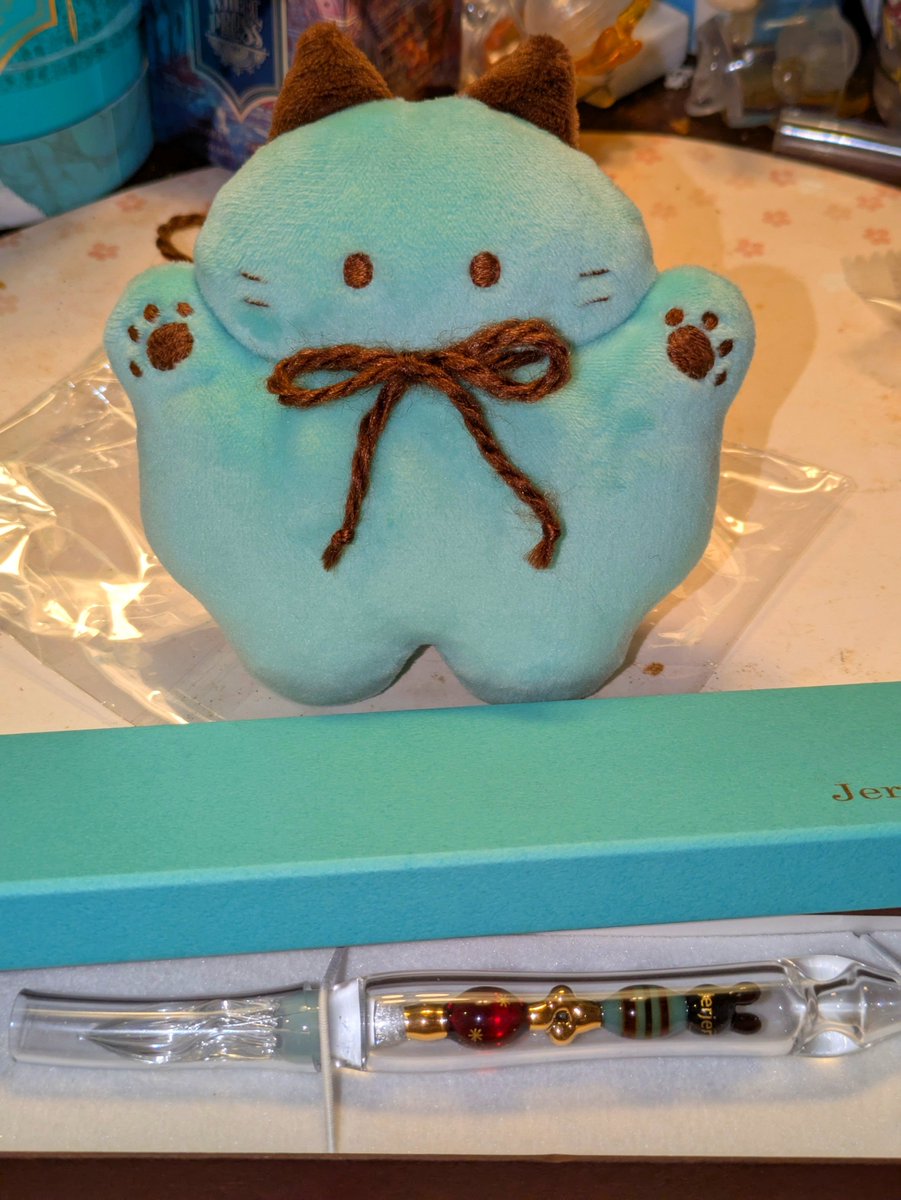 TobariKanon's tweet photo. DOKUNEKOさん（@Dokunekoland）のぷくぷくチョコミントちゃん届きました！
しっとりした触り心地とむちっと���たお腹と可愛いサイズ感、嬉しい〜～～　最近ミントカラーの物をよくお迎えしているのでそういうブームが来ているのかも
ヒマワリ柄のイヤリングも夏のお出掛けにピッタリでハッピーです🌻 https://t.co/v9tDLD7Cm5