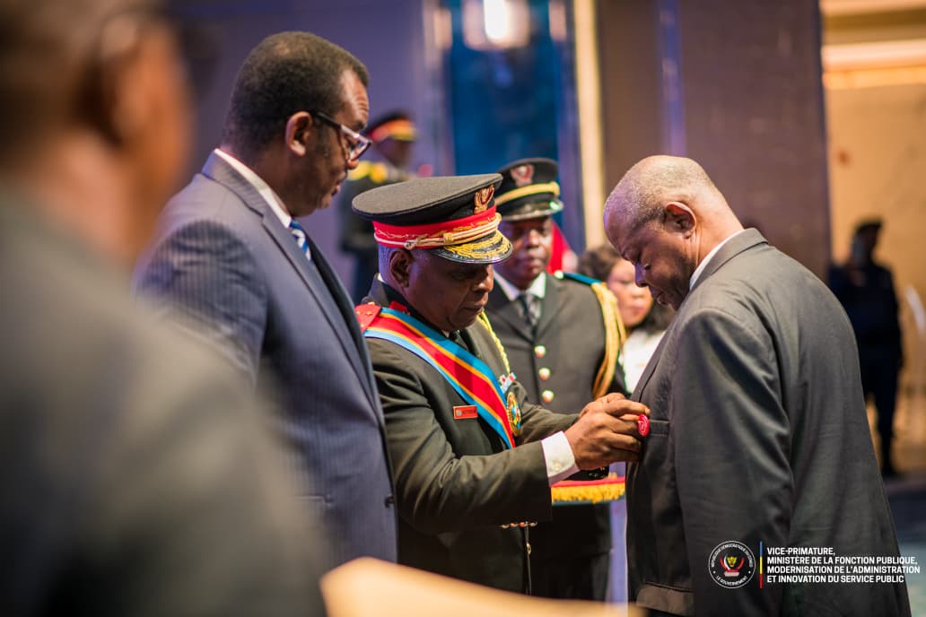 FP_RDC's tweet photo. 🇨🇩 | La République honore ceux qui l’ont servie

Ce mardi 28 juillet 2026, le Vice-Premier Ministre Jean-Pierre @LihauEbua, a présidé la cérémonie de décoration et de remise des Médailles de Mérite Civique aux Cadres et Agents retraités de la #DGRAD.

« La République ne vous dit pas adieu. Elle vous dit merci. » JPL.

À travers cette cérémonie solennelle, les récipiendaires ont reçu, au nom de Son Excellence Monsieur le Président de la République, Chef de l’État, la reconnaissance de la Nation pour les loyaux services rendus à l’État tout au long de leur carrière.