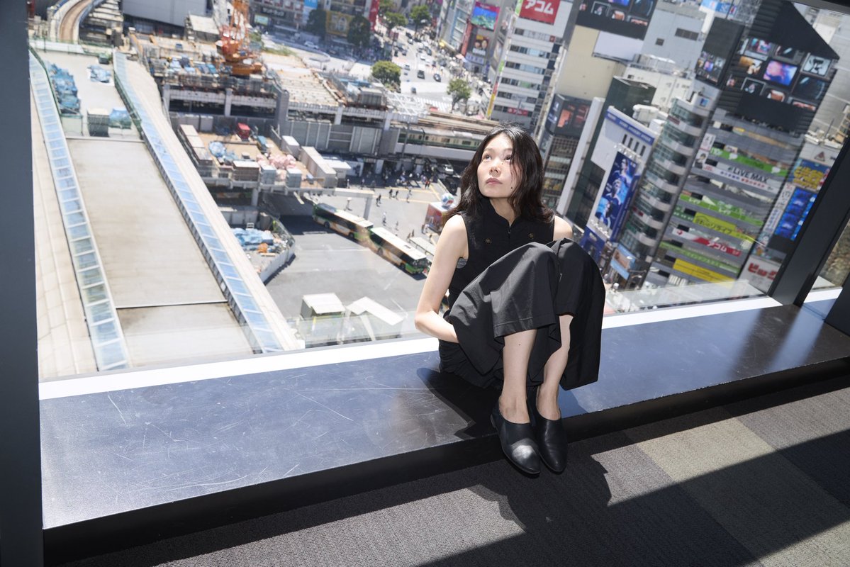 meandyou_inc's tweet photo. 山本奈衣瑠がめぐる、女性写真家たちの軌跡。「こう見られたい」より、自分に集中した先の輝き

『まなざしの奇跡　日本女性写真家の冒険』から出発。渋谷でまなざす日本女性写真家の歩み

インタビュー・文：松井友里 @yr00mt 
撮影：Rie Amano 
編集：野村由芽 @ymue 
https://t.co/c19i9qD4Qk https://t.co/6PfpX63THK