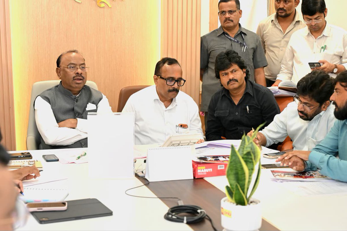 RealBacchuKadu's tweet photo. मेंढपाळ अर्जुन महानर यांच्या उपोषणाची दखल घेत मेंढपाळांच्या विविध प्रश्नांवर महत्त्वपूर्ण बैठक संपन्न झाली.
मा. महसूलमंत्री चंद्रशेखर बावनकुळे यांच्या दालनात आयोजित बैठकीत मेंढपाळांच्या प्रलंबित प्रश्नांवर सविस्तर चर्चा करण्यात आली.

वनहक्क समितीच्या धर्तीवर स्वतंत्र ‘मेंढपाळ वनहक्क समिती’ स्थापन करून मेंढपाळांसाठी पारंपरिक चराईचे मार्ग खुले करण्यात यावेत, अशी मागणी मा. बच्चू कडू यांनी केली. तसेच प्रत्येक जिल्ह्यात महसूल विभागाच्या अखत्यारीतील उपलब्ध जमिनी मेंढपाळांना चराईसाठी देण्याबाबत सकारात्मक निर्णय घेण्यात येणार आहे. मेंढपाळांसाठी स्वतंत्र विमा योजना येत्या १५ दिवसांत लागू करण्याचे आश्वासन यावेळी देण्यात आले.

यासोबतच पशुधनाचे नियमित लसीकरण व आरोग्य तपासणी करण्यावर भर देण्याचे निर्देश देण्यात आले. राज्याबाहेरून येणाऱ्या पशुधनाची आरोग्य तपासणी, नोंदणी व आवश्यक नियंत्रण व्यवस्था प्रभावीपणे राबविण्याबाबतही सकारात्मक निर्णय घेण्याचे ठरविण्यात आले.
