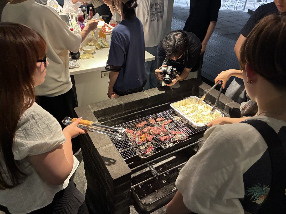 tsuyoshi_37yo's tweet photo. 夜は生協学生委員会の新歓BBQ@中野キャンパス、それから生協の店長や元専務と中野坂上で久しぶりに一杯やりました。BBQしてると写真学科の子はカメラ構えちゃうw 写真は「マグロール」というマグロ10巻分を使った料理で美味ーーー。明日健康診断やばーーーー汗 https://t.co/VfDkfxaPUb