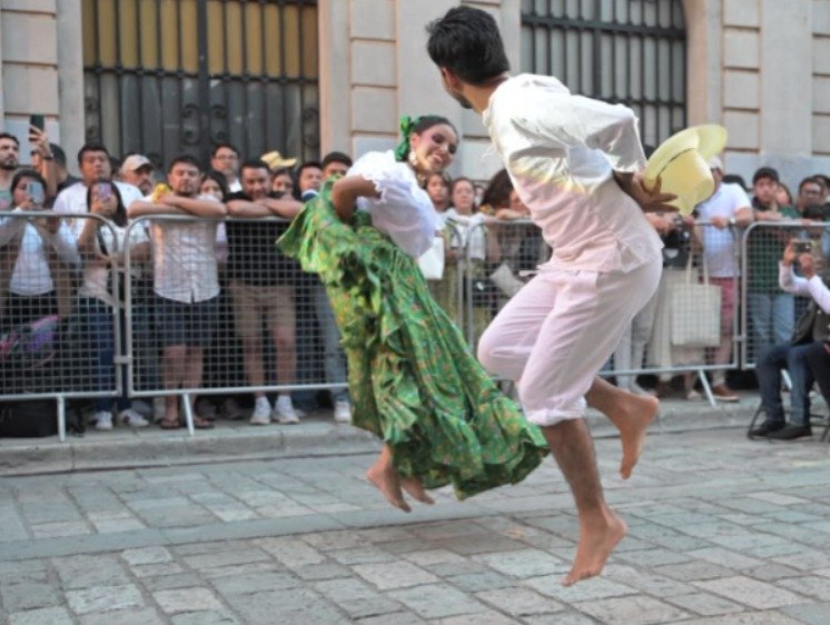 CuartaPlana's tweet photo. #Entérate | Hoy, la segunda presentación de las Expresiones Artísticas y Culturales en la Alameda de León.

Participarán ocho delegaciones: #Nopala, San Francisco del Mar, #Tamazulapam del Progreso, #Huautla, #Macuilxóchitl, #Atzompa y Santa Lucía del Camino.

#Noticias #Oaxaca #BuenosDías

https://t.co/Uv0drhCN9R