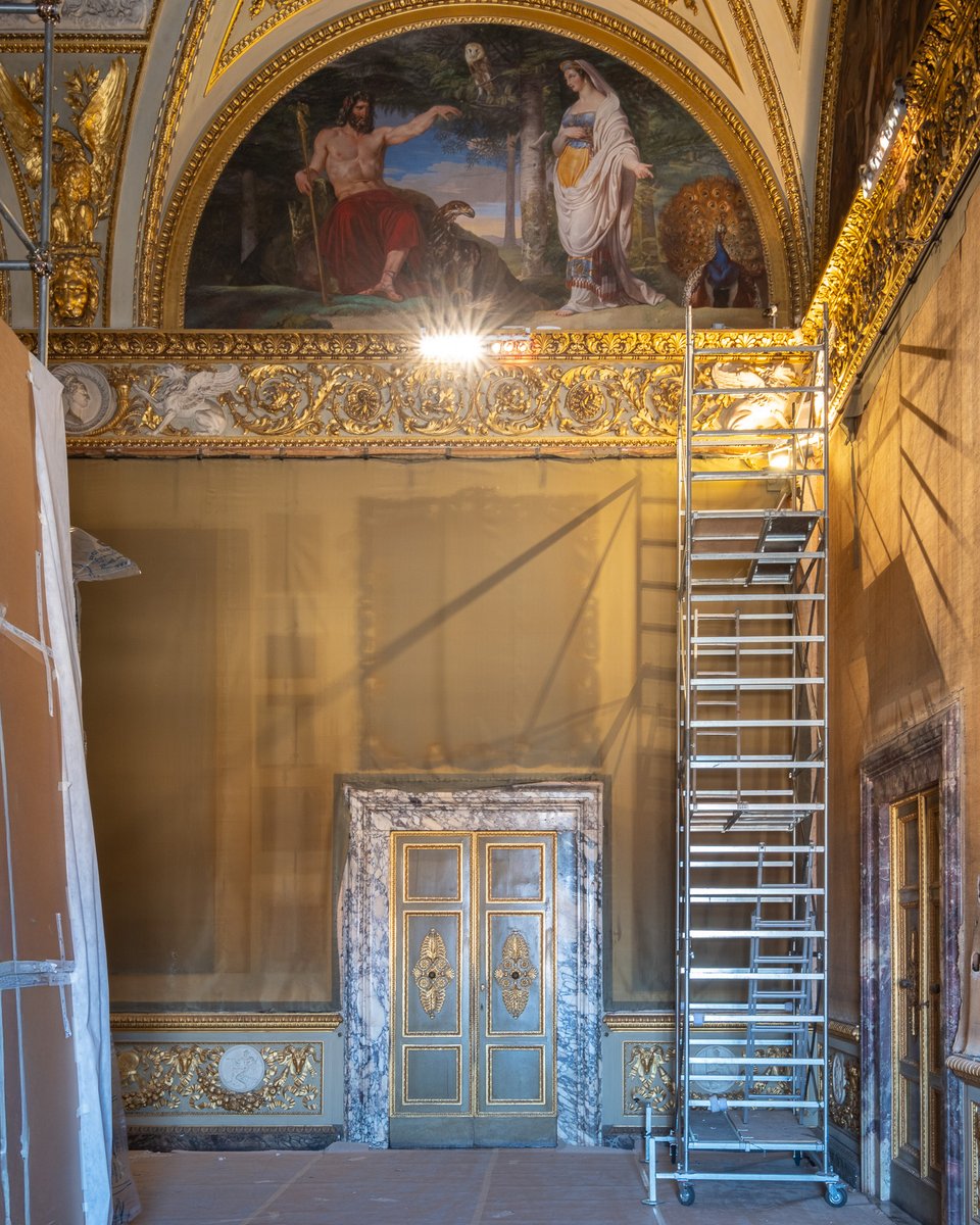 UffiziGalleries's tweet photo. Succede a #PalazzoPitti, durante i lavori di restauro e riallestimento della Sala dell'#Iliade. 

La movimentazione delle opere ha fatto emergere sagome scure dai contorni perfetti: le impronte dei dipinti appesi nello stesso punto per decenni, talvolta ancora più a lungo. https://t.co/toGJfjuqNc