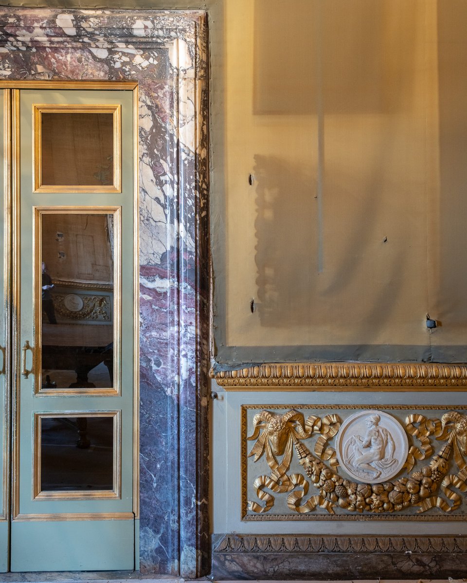 UffiziGalleries's tweet photo. Succede a #PalazzoPitti, durante i lavori di restauro e riallestimento della Sala dell'#Iliade. 

La movimentazione delle opere ha fatto emergere sagome scure dai contorni perfetti: le impronte dei dipinti appesi nello stesso punto per decenni, talvolta ancora più a lungo. https://t.co/toGJfjuqNc