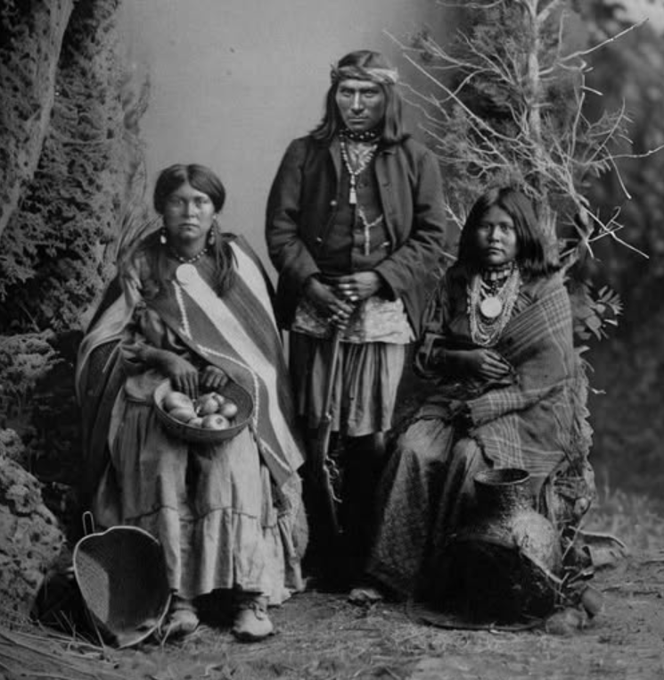 GuerraenlaUni's tweet photo. Las guerras de colonización de EUU tuvieron su última fase entre 1886 y 1918 (sumisión de los apaches chiricahua y de los yaquis). Habría que preguntarse por qué se descolonizó Africa subsahariana -conquistada en esas fechas- pero nunca se ha planteado la descolonización de EEUU. https://t.co/2vJgbAvaoX