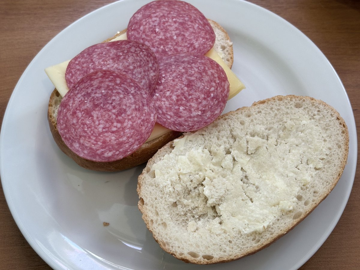 oooooi083's tweet photo. 今日のライプツィヒご飯！
朝→0.2€パンとサラミとチーズのサンドイッチ
昼→ズッキーニとパプリカと卵の炒め物
炒め物は鶏がらスープの素で味付け！一気に日本の味になる気がする！ https://t.co/yCeaKzgiOM