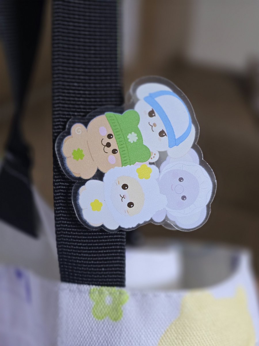 kuma_rong's tweet photo. 신과함께 동탄 갔을 때 요 아크릴 집게도 가져갔었음
얇은 겉옷을 가방에 걸쳐서 끝부분에 집어놓았었는데..
공연 입장 전까지 분명히 있었는데ㅠ
끝나고보니 없어짐.
물론 몇개 더 있긴 하지만.. 그래도 아깝.. 누군가 주워갔길.. 버려지지 않았길..
#mini_highlight https://t.co/2A2bAWD8YO