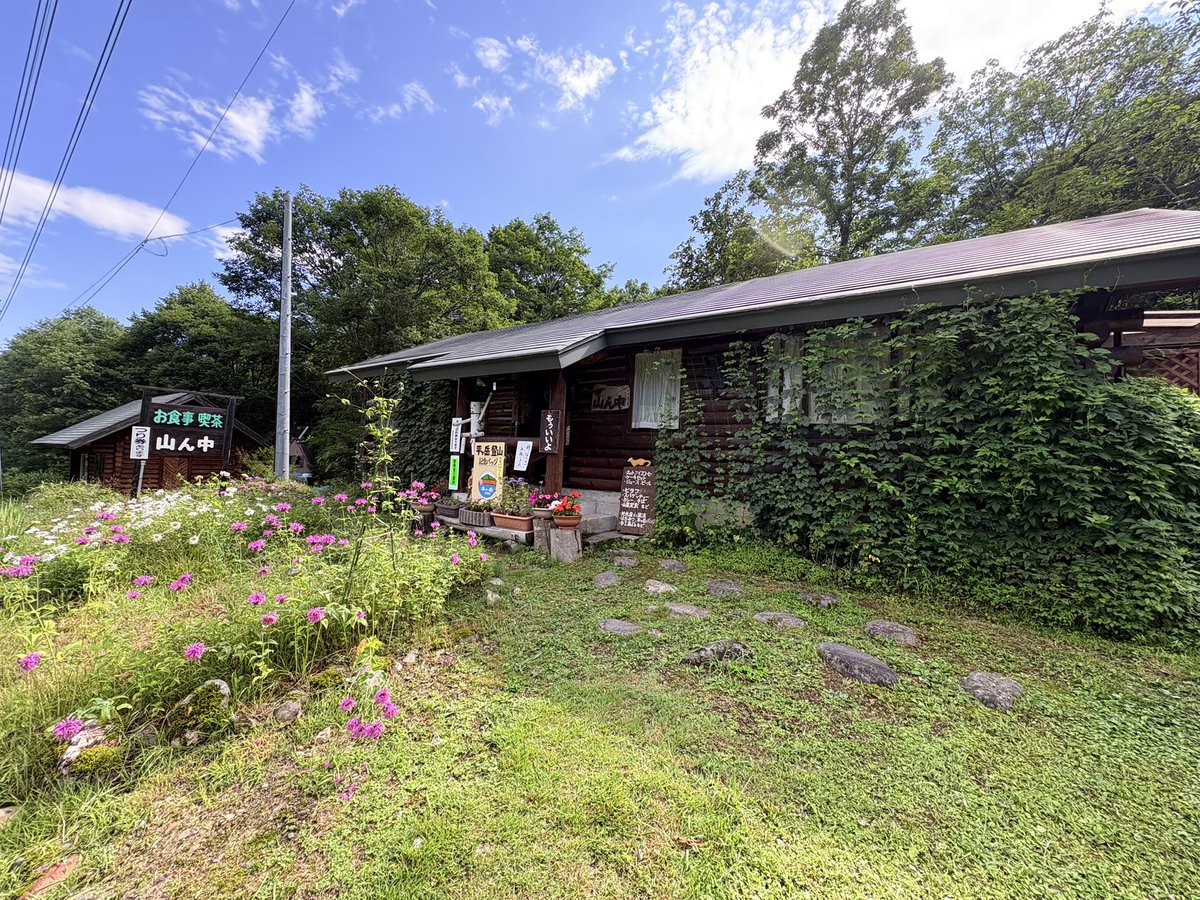 masashi_200's tweet photo. 「山ん中」
過度に凝った照明やBGMは無く、山小屋そのもの。こういうお店に入る時のドキドキワクワク感は久しぶりです。 https://t.co/uLJpc7PqaQ