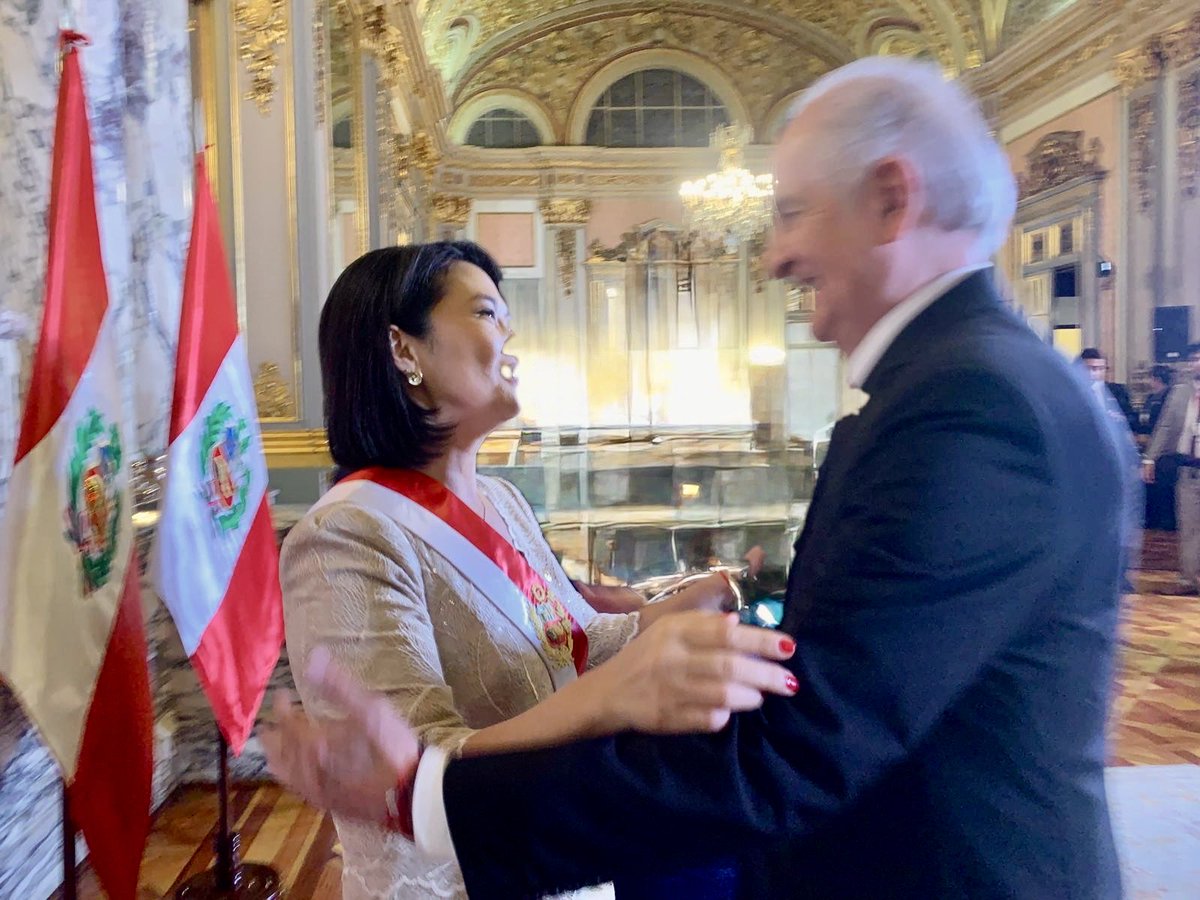 alcaldeledezma's tweet photo. “Me encuentro en Lima para asistir a la toma de posesión presidencial de Keiko Fujimori. Es inevitable comparar ambas realidades. En el Perú, la diferencia entre los candidatos fue de apenas un pocos puntos porcentuales; sin embargo, las instituciones funcionan y se respeta la voluntad soberana del pueblo peruano.

Qué doloroso contraste con Venezuela, donde una mayoría abrumadora del 70% sigue viendo su voto secuestrado por una dictadura ante la complicidad de factores internacionales llamados a cooperar para hacerla valer.
A pesar de todo, la ruta de Venezuela sigue siendo pacífica hacia una elección presidencial.
La gesta del 28J es una lección imborrable para la historia: el deseo de libertad de un pueblo no se puede borrar con fraudes.
¡Prohibido olvidar el mandato del 28 de julio!

https://t.co/ijodw6eoKy