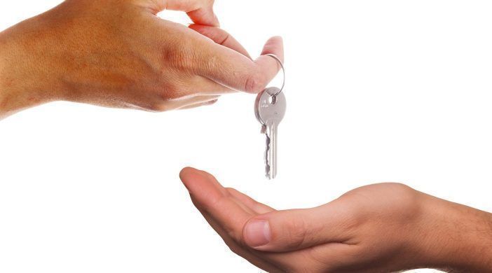 CAFMadrid's tweet photo. 🏠 ¿Puedo exigir al #inquilino de mi #vivienda el pago de los gastos de comunidad? 

La normativa arrendaticia otorga en este aspecto libertad de pacto a los contratantes. No obstante, el art. 20.1 de la Ley 29/1994 de Arrendamientos Urbanos exige ciertos requisitos para que dicho acuerdo sea válido.

👇 En el #blog de los #AFColegiados ¿Qué te parece la norma?
https://t.co/ckWmL97I9j
