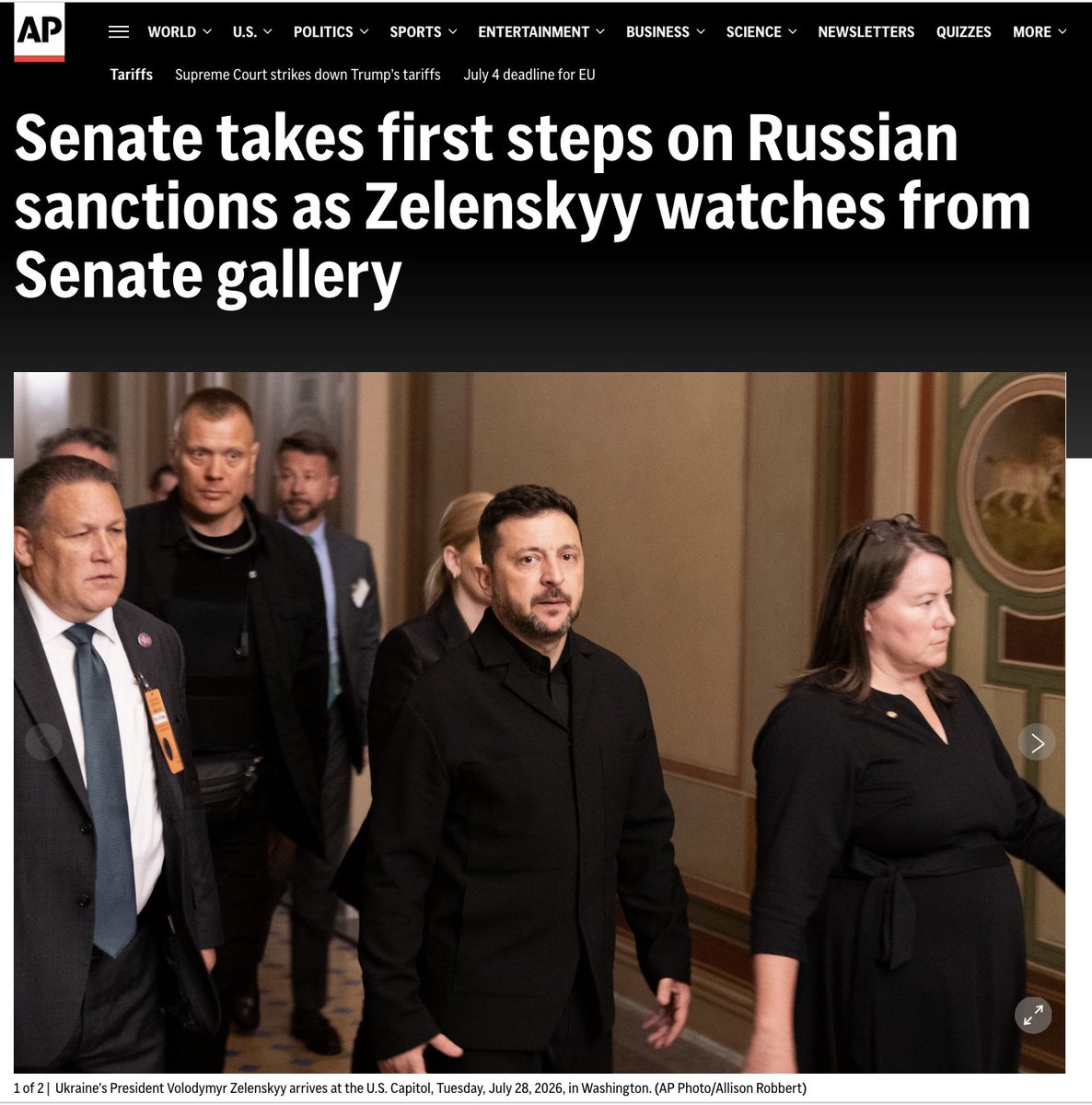 Elektryfikacja's tweet photo. Amerykański Senat otworzył drogę do przyjęcia nowych, restrykcyjnych sankcji USA na Rosję. 

🇺🇸Senatorowie, głosując w stosunku 86 do 12, skierowali do dalszych prac nowe przepisy, a stało się to w momencie wizyty w Waszyngtonie prezydenta Ukrainy Wołodymyra Zełenskiego oraz w kilka godzin po pogrzebie senatora Lindseya Grahama, który był wielkim orędownikiem sankcji.

🇺🇸Projekt ustawy umożliwia prezydentowi nakładanie ceł na największych odbiorców rosyjskiej ropy, czyli m. in. na Chiny oraz Indie.

🇺🇸Nowe przepisy przewidują także sankcje na samego Władimira Putina a także na przedstawicieli rosyjskich elit politycznych i wojskowych. 

🇺🇸Restrykcje mają dotknąć także projektów energetycznych, instytucji finansowych oraz tych jednostek tzw. Floty Cieni, które dotychczas wymykały się reżimowi sankcyjnemu. Chodzi przede wszystkim o starsze statki, które zmieniły banderę, ale wciąż pomagają Rosji handlować surowcami energetycznymi i omijać sankcje.