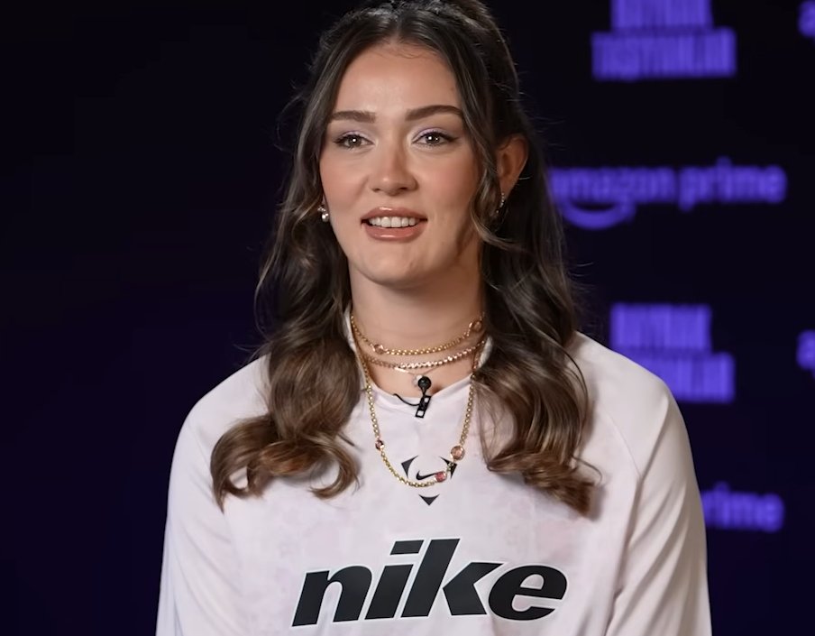 gibbybaris's tweet photo. ❓Kulüp kariyerinin tamamı boyunca Vakıfbank'taydın, kaptanlığa da ulaştın. Vakıfbank'ın senin hayatına kattıklarını anlatır mısın ? Hiç yurt dışında oynamayı düşündün mü ? 

⚡️ Zehra G��neş: Şu an Vakıfbank'ın kaptanlığını yapıyorum. Çok mutluyum. Elimden geldiğince bunu sürdürmek istiyorum. 

Vakıfbank'ın yeri benim için çok ayrı. Gerçekten ikinci ailem. A'dan Z'ye benim üstümde emeği olan ve bu yolda yürümemi sağlayan, sağlamlaştıran herkese çok teşekkürlerimi iletiyorum. 

Sadece kısa bir kelimeyle özetlemek istersem Vakıfbank benim için ailem. Benim yolculuğum Vakıfbank'ta başladı, Vakıfbank'ta doğdum. Vakıfbank'ın bana verdiği bu emekler sayesinde milli takımda böyle bir noktada bulunabildim. O yüzden buna olanak sağlayan herkese teşekkür ederim. 

📺 Sports Digitale