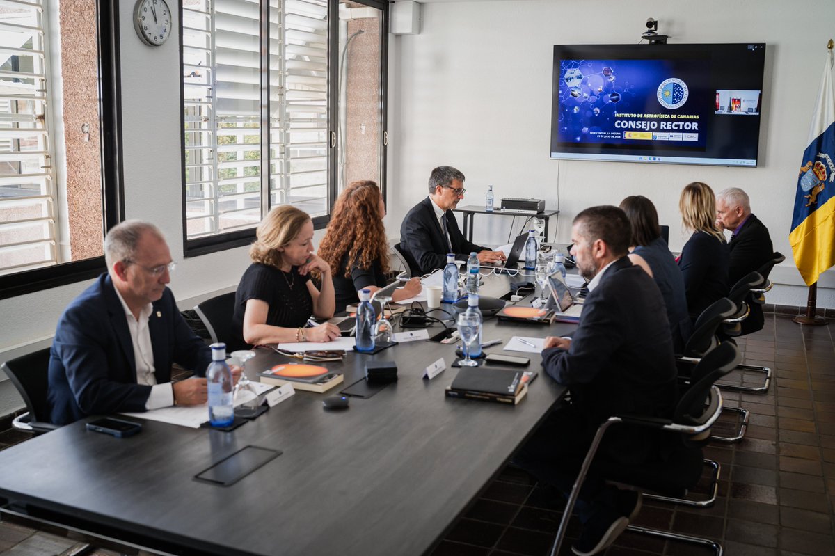 CienciaGob's tweet photo. La ministra @DianaMorantR ha presidido el CR del @IAC_Astrofisica, donde ha destacado los 3,5 M€ extraordinarios del Gobierno para 2026.

La ministra ha felicitado al Instituto por lograr por cuarta vez la acreditación Centro de Excelencia Severo Ochoa.

https://t.co/QiPhDYDWMY https://t.co/DKxhvIcHmt