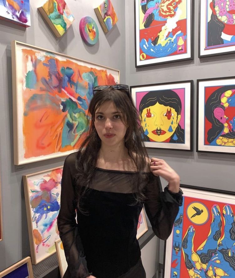 HerThwips's tweet photo. — My trip to one of the many art galleries in New York! Don’t ask about what I saw behind the camera… https://t.co/IQMSoAdHB0
