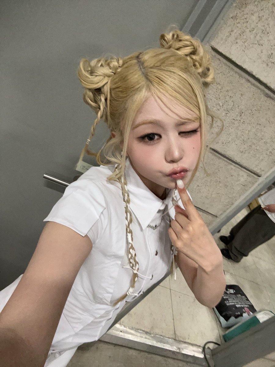 m5n90's tweet photo. 어떤 갓기 셀카 달인임 윙크는 물론이구
여러포즈도 자연스럽게 다 소화함,,
팀내에서 셀카 장인들이 각각 한명씩은 있는데 그게 유우인듯🫰🏻
#OURBIRTHDAY #U https://t.co/eTU6qzfKLo