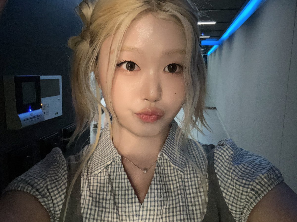 m5n90's tweet photo. 어떤 갓기 셀카 달인임 윙크는 물론이구
여러포즈도 자연스럽게 다 소화함,,
팀내에서 셀카 장인들이 각각 한명씩은 있는데 그게 유우인듯🫰🏻
#OURBIRTHDAY #U https://t.co/eTU6qzfKLo