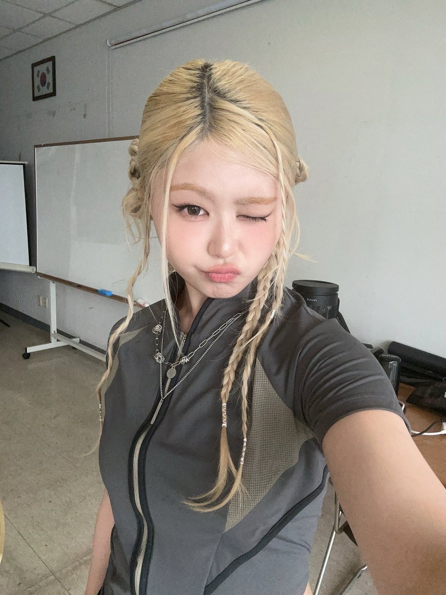 m5n90's tweet photo. 어떤 갓기 셀카 달인임 윙크는 물론이구
여러포즈도 자연스럽게 다 소화함,,
팀내에서 셀카 장인들이 각각 한명씩은 있는데 그게 유우인듯🫰🏻
#OURBIRTHDAY #U https://t.co/eTU6qzfKLo