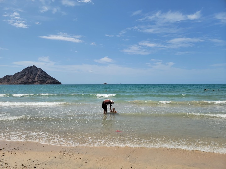 XHNews's tweet photo. In Aden, summer is brutal. Power cuts stretch for hours. Homes turn into ovens. A fan becomes a lifeline. Read more: https://t.co/Kifntwpgxh #LetterFromMideast https://t.co/0dJr9m89Jt