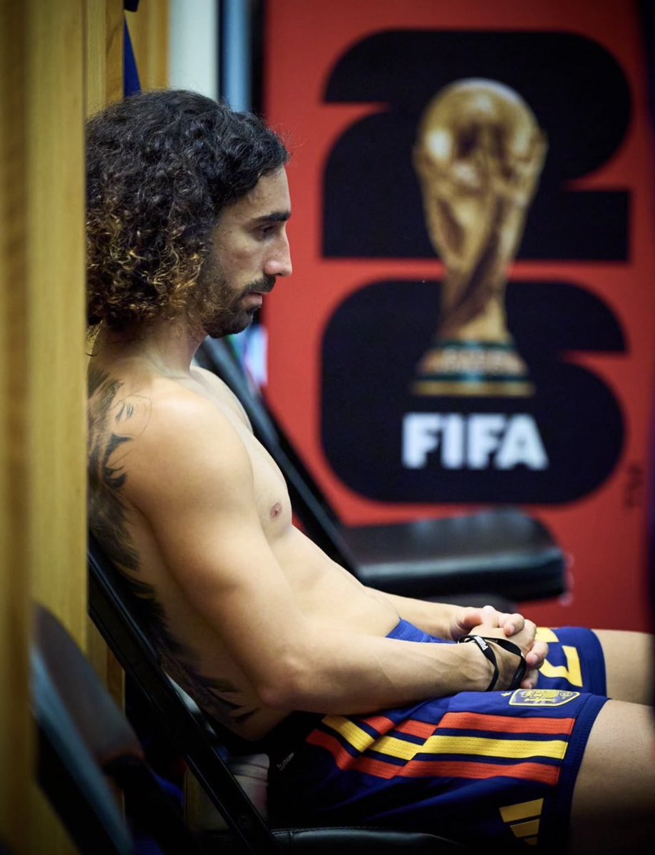 gerebit0's tweet photo. Vaya fotones del vestuario de España minutos antes de la final del Mundial. 

📸 @SEFutbol https://t.co/Q7elws6aDz