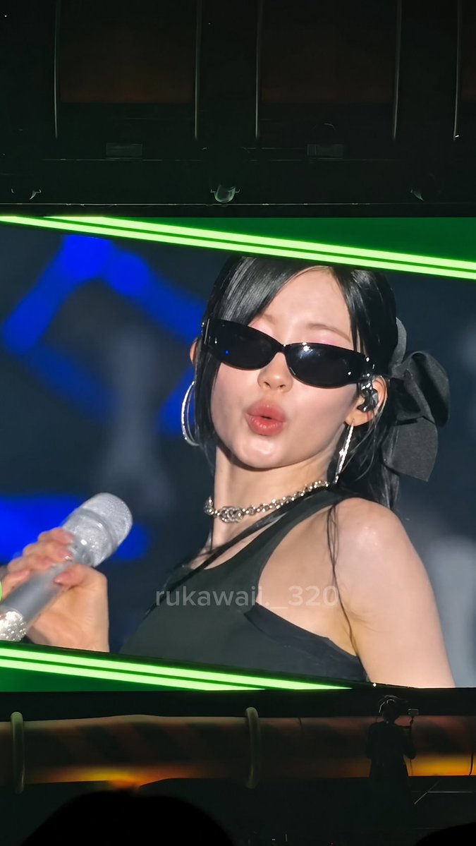 utophiasa's tweet photo. the ribbon softens the look, the sunglasses complete the attitude. 

#ASA #아사 #ENAMIASA #BABYMONSTER https://t.co/DRp4EhW4Ew